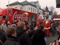Santa Claus bahnt sich den Weg durch die Menschenmenge