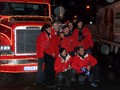 Das Coca-Cola Weihnachtstour-Team mit dem Truckfahrer