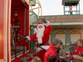 Santa Claus winkt noch kurz, bevor er mit den Kinder im Truck verschwindet