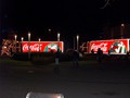 Als die beleuchtete Coca-Cola Trucks eine Ehrenrunde fahren ... 