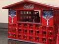 Im Cola-Kistenhaus gibt es erfrischende Getränke zu kaufen