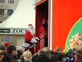 ... Santa Claus in den Coca-Cola Weihnachtstruck zu folgen.