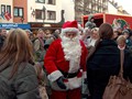 Santa Claus bahnt sich einen Weg durch die Menschenmenge ...