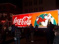 Staunende Menschen vor dem beleuchteten Coca-Cola Truck