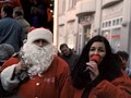 Santa Claus mit der Coca-Cola Weihnachtstour-Moderatorin 