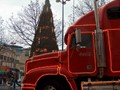 Der Truck vor dem Tannenbaum !