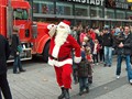 Gemeinsam mit Santa Claus und den Kinder geht's zum Truck !