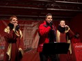 Die Young Gospel Singers mit dem Moderator singen gemeinsam das Lied - Do they know it's christmas - .