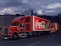 Die ersten zwei von fünf Coca-Cola Trucks am Startplatz 