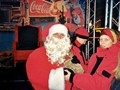 Santa Claus und einer Trucktour-Mitarbeiterin