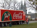 Ein Coca-Cola Truck mit Blick zum Kölner Dom mit einem Truck